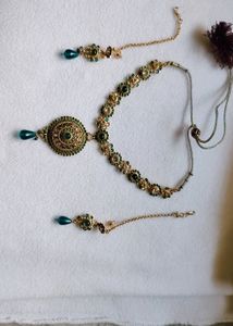 Green White Kundan Set With Earrings