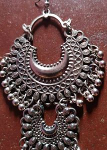 Locket Neck Piece, Black Metal Earrings.
