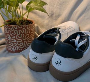 Women&#39;s White Sneakers size 6/ 39 🔥🥂