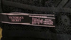 Victoria&#39;sSecret Black Lace High-Neck Bralette