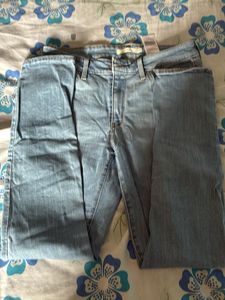 Levi&#39;s Ripped Skinny Jeans