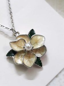 Floral Pearl Pendant Necklace