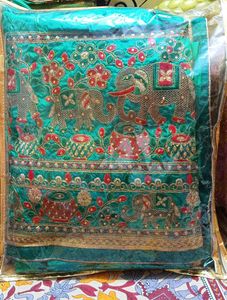 green Colour women Saree With Blouse