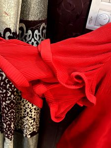 red tunic in wrinkle fabric with ruffle sleeves