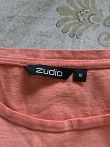 pink tshirt