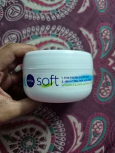 NIVEA Soft Vit E Light Non Sticky Face Moisturiser