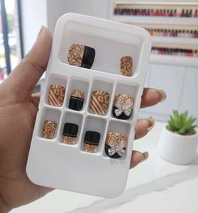 Press-On Nail Set🤎