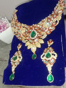Delicate And Classic Neck Set Piece.