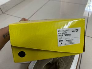 Zaydn Sneakers (Almost new)