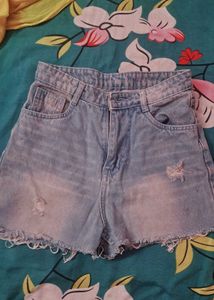High-waisted blue denim shorts without any Damage