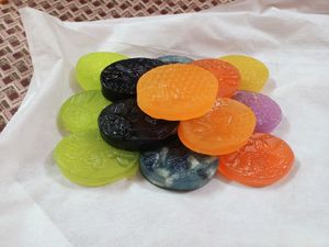 Helps absorb excess oil.Helps prevent breakouts.Tightens pores.Makes skin firmer.Exfoliates skin.Brightens complexion.Exfoliates dry, dead skin that can lead to flakes and dandruff.Deeply cleans