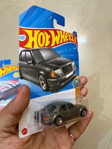 Hot Wheels Mercedes-Benz 500 E &amp; Ferrari