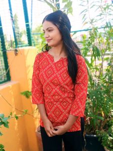 Red patterned 3/4 sleeve top