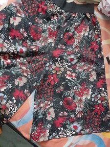 Beautiful black floral print polyester culotte...strachable elastic...no flaws...