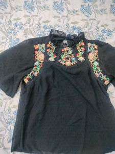 Black Embroidered Floral Top🖤🌹