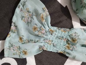 RUFFLE SLEEVED TOP