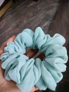 FLUFFY SCRUNCHIE +1 FREE SCRUNCHIEe😍