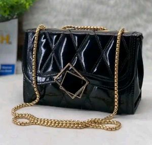 Chic Black Quilted Shoulder Bag 💚