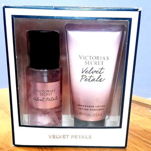 Victoria&#39;s Secret Velvet Petals Set
