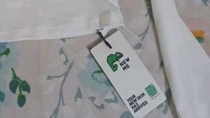 "Free" Bow Chain And White Off-the-Shoulder