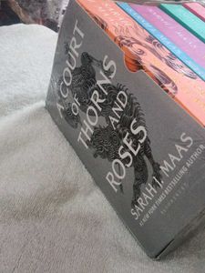 A Court of Thorns and Roses Set