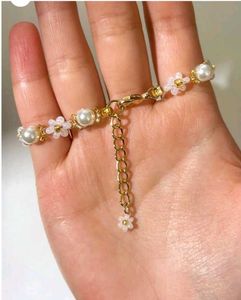 🎀 Stunning Daisy Bracelet
