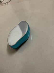 Off-White Belt,3 badges &amp; hair removal tool