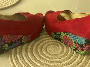 RED MULTICOLOURED HEELS