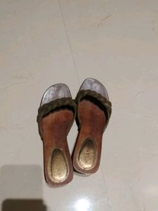 Wooden sandal With Green Velvet design