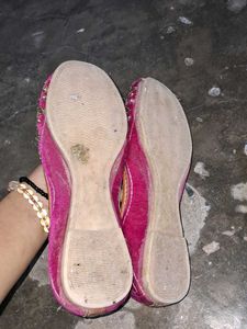 Rose Pink Embroidered Jaipuri Juttis