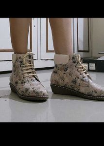 Valiosaa  Love Beige Floral Boots