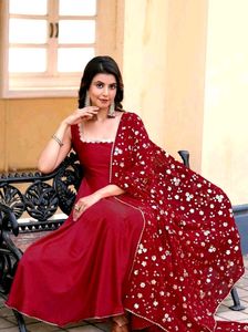 New/Unused Sleeveless Embroidered Gown Set