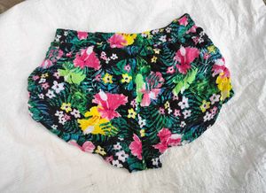 🎁Buy 1, Get 1 Free🎁Floral Print Shorts Size S