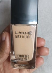 Lakme Glitterati Luminous Skin Tint