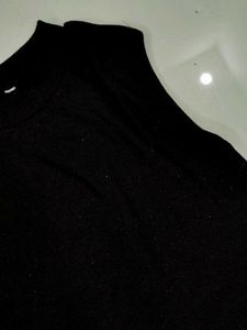 Sleeveless Mock Neck Top🖤