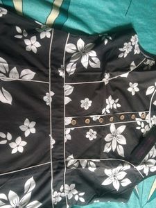 Beautiful Kurti Of Black 🖤 n White 🤍 flowers
