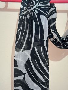 Chic Leaf Print Scarf