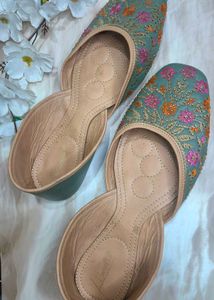 🌸 Handcrafted Embroidered Juttis – Size 41 🌸