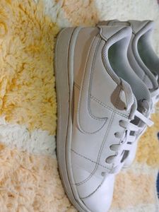 White Nike Woman Shoe