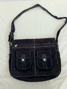 Levi's massenger bag