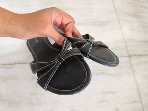 Black Bow Slip-On Flats – Size 37 (Max) 👡