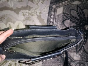Black 🎀 Sling Bag 😊...