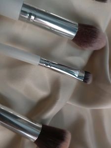 Set Of 6 Makeup Brushes
