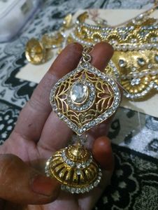 Elegant Gold &amp; Crystal Statement Necklace