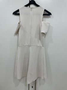 Beach Chic! 🏖️ Off-White Cold-Shoulder Romper ☀️