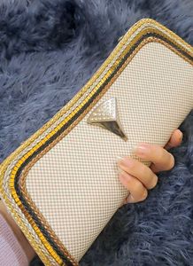 Shiny Clutch With Sling👝