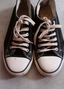 balck and white converse