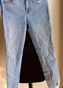 Zara Basic Denim Jeans Distressed style