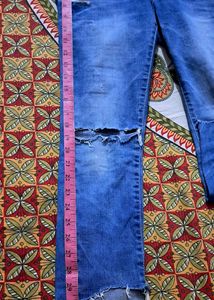 Girls ripped embroided jeans like new.