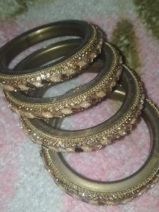 Ye Bangles Ko Mai Ne Ek Bar Hi Phena Hai